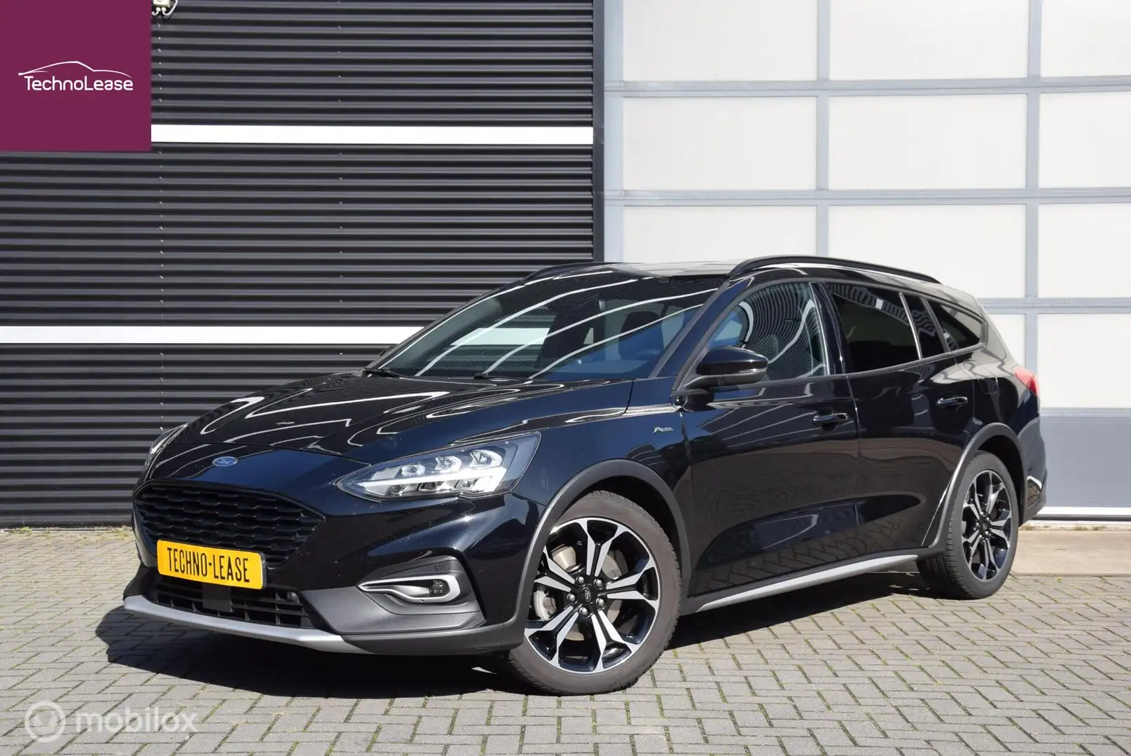 Ford Focus Wagon 1.5 EcoBoost Active X Business Winterpakket Zwart - 1