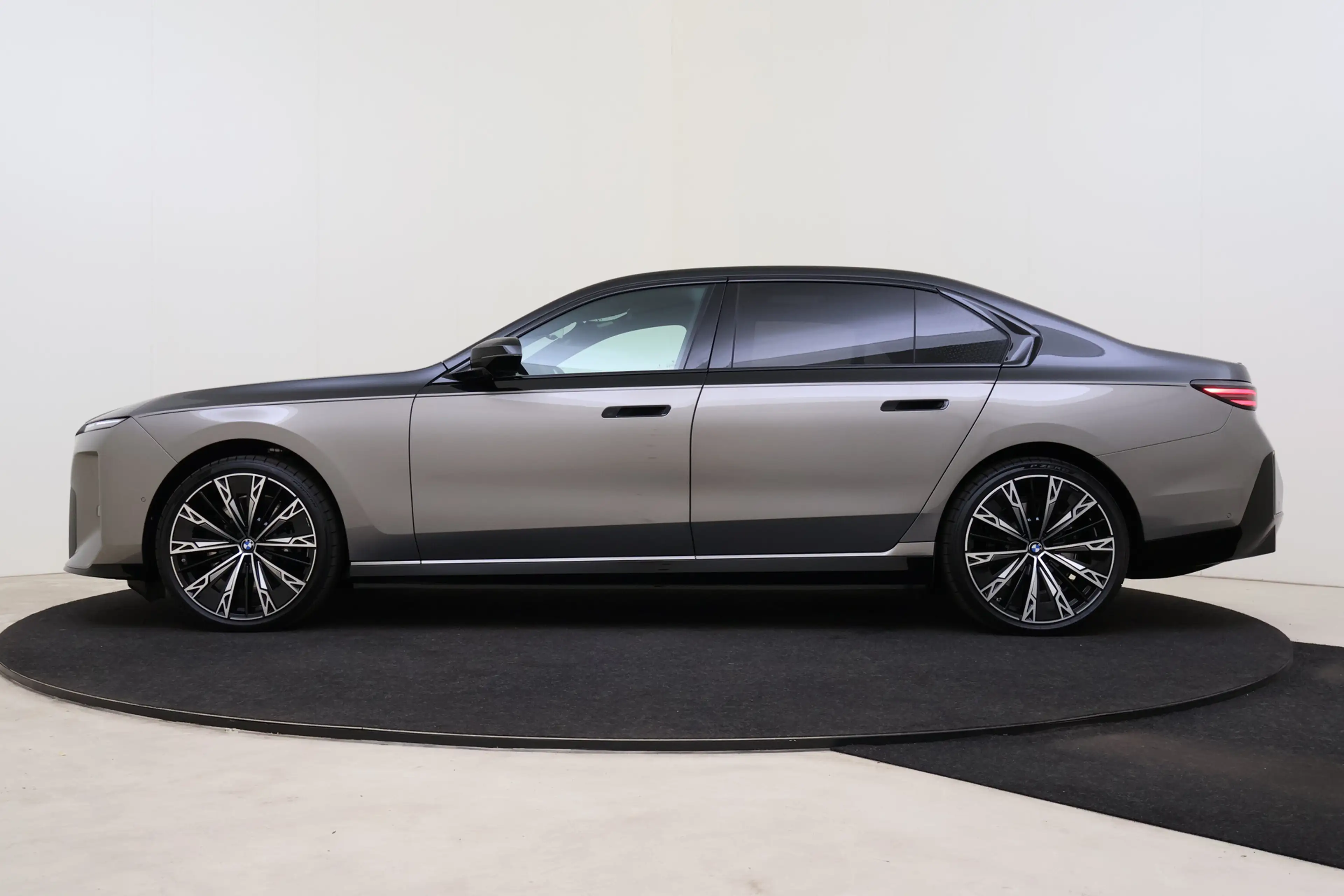 BMW i7 50 xDrive M Sport / Panoramadak Sky Lounge / Execu — photo 14