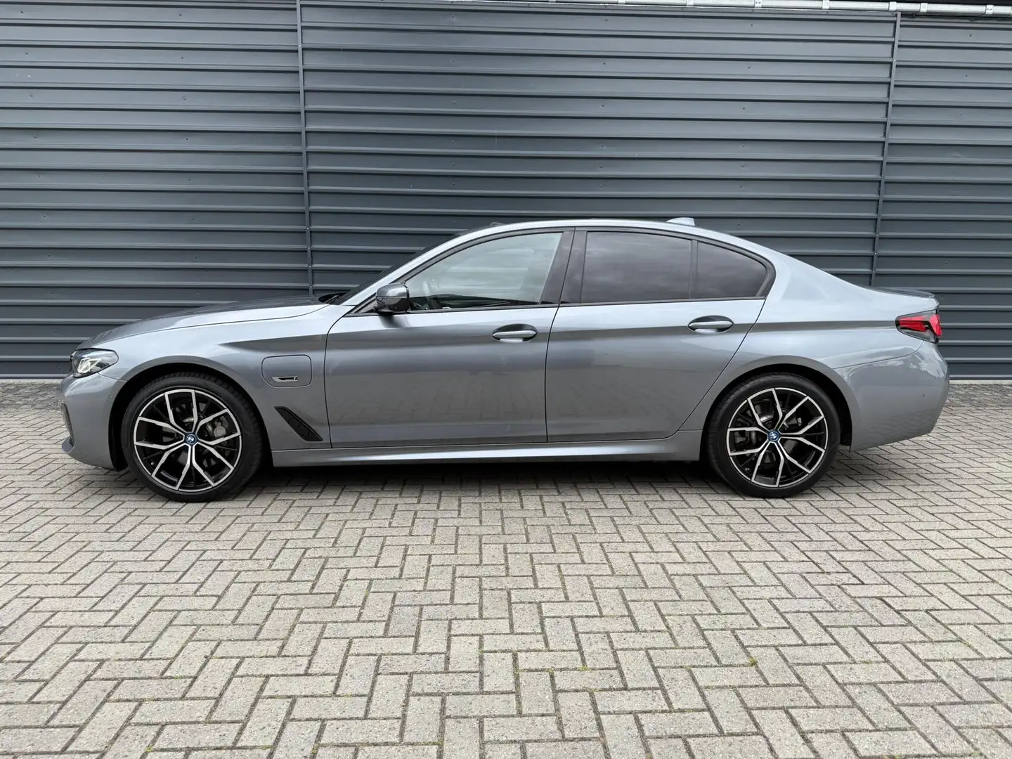 BMW 530 5-serie 530e Bns Ed. Plus M-Sport Laser Pano 360 C Grijs - 2