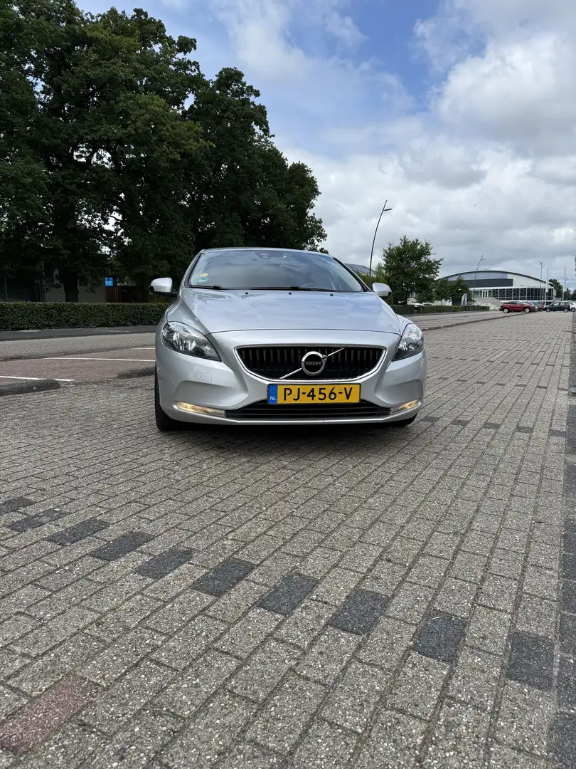 Volvo V40 2.0 D2 Momentum Grijs - 1