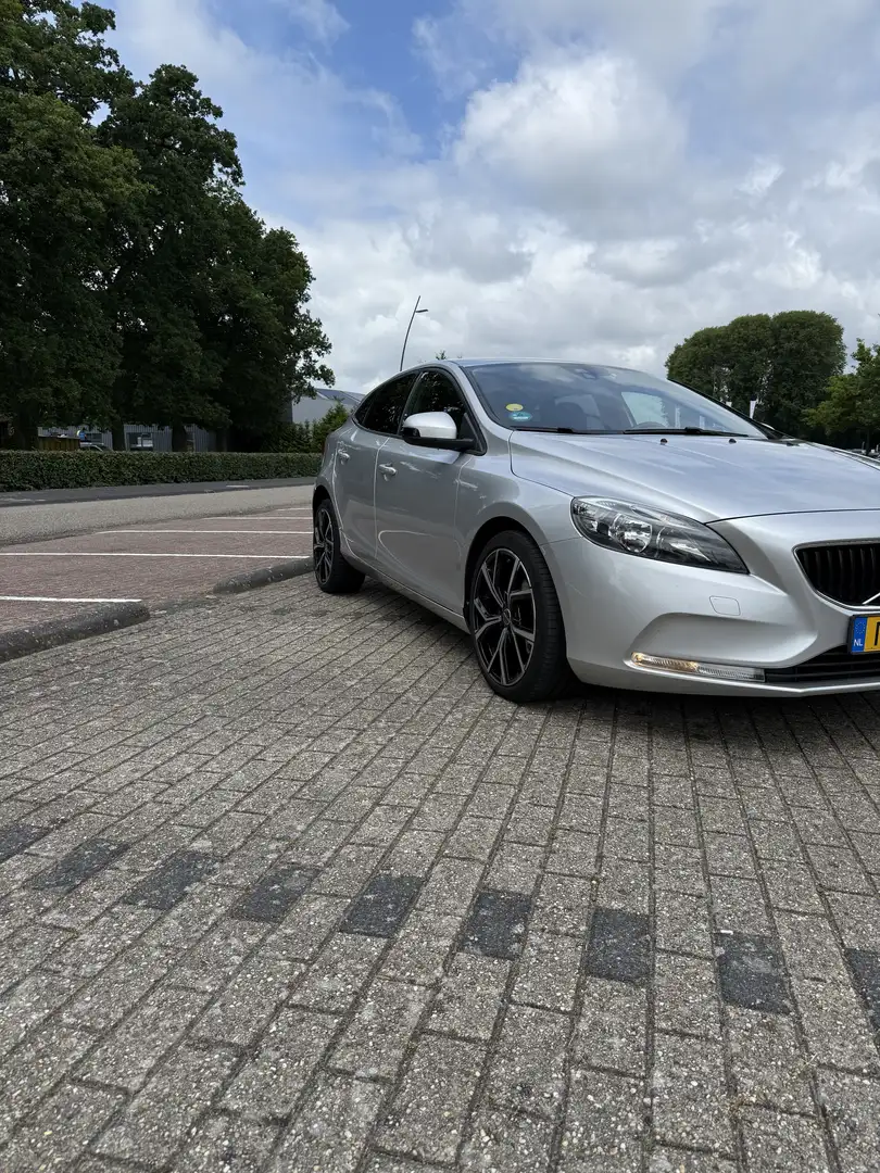 Volvo V40 2.0 D2 Momentum Grijs - 2