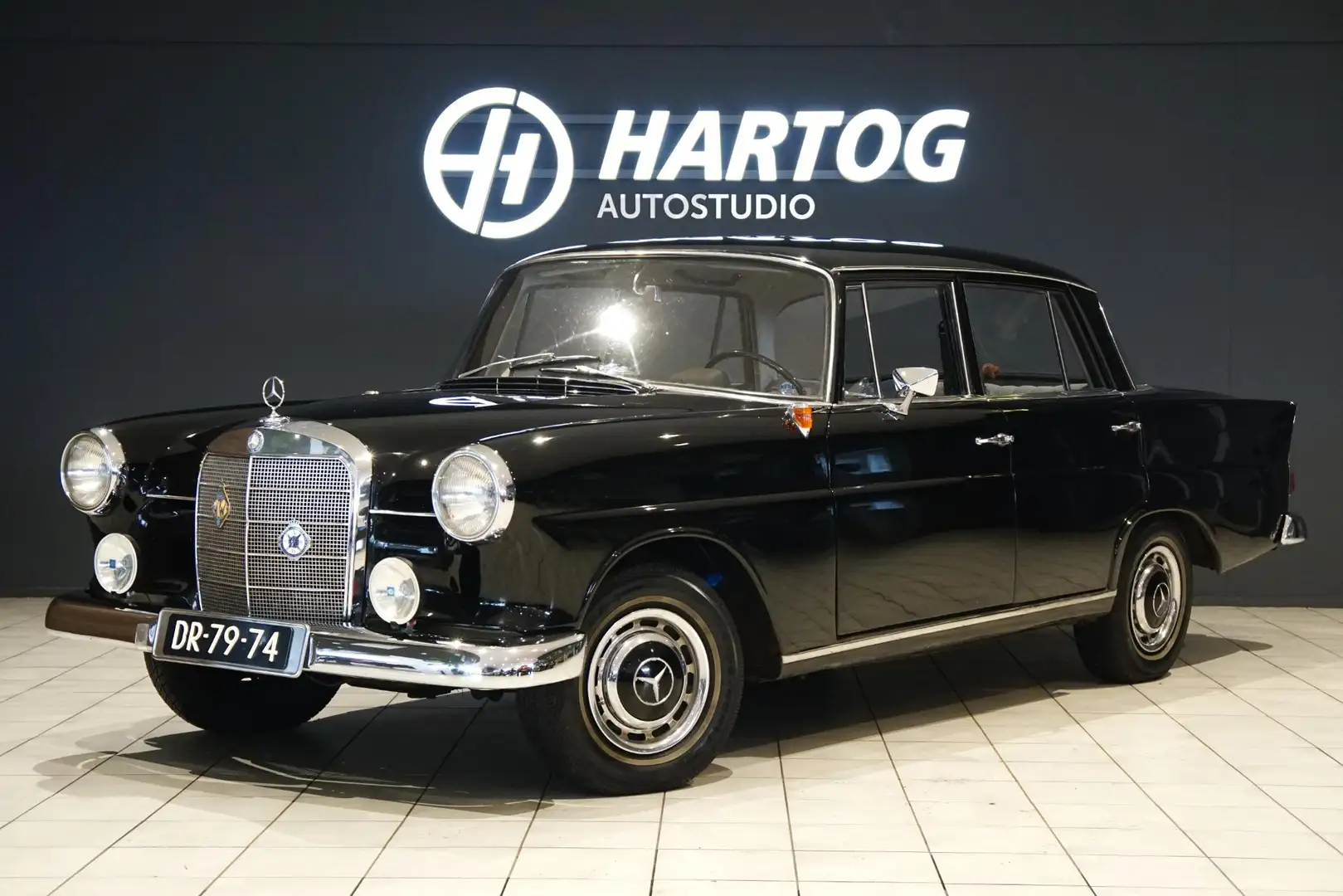Mercedes-Benz 190 190c Heckflosse 1965 W110 Noir - 1