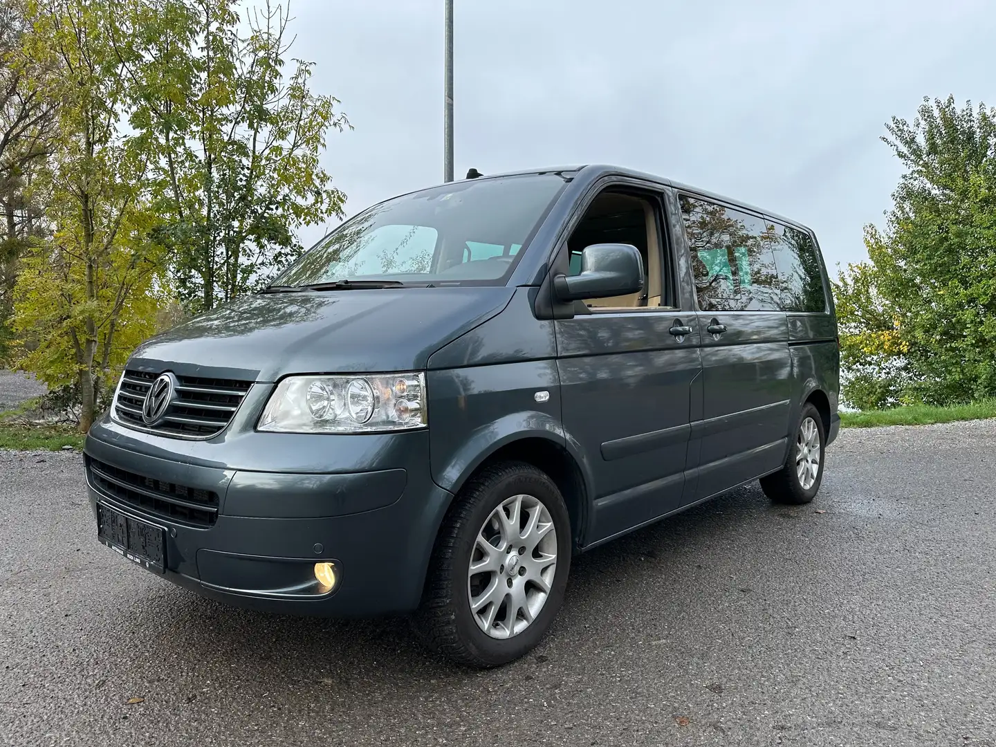 Volkswagen T5 Multivan Multivan+Highline+2,5+TDI+Tiptronic+D-PF+Highline Grau - 1