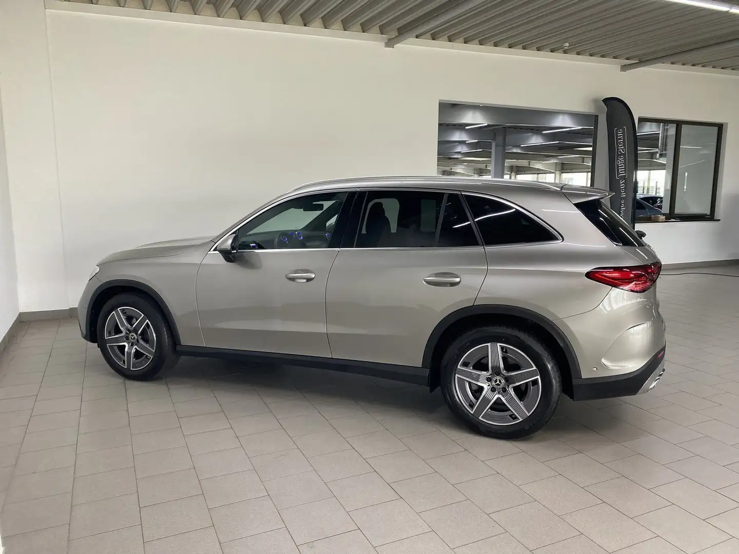 Mercedes-Benz GLC 300 4M AMG+LED+DIST+AHK+360°+EASY-PACK+NAVI Silber - 2