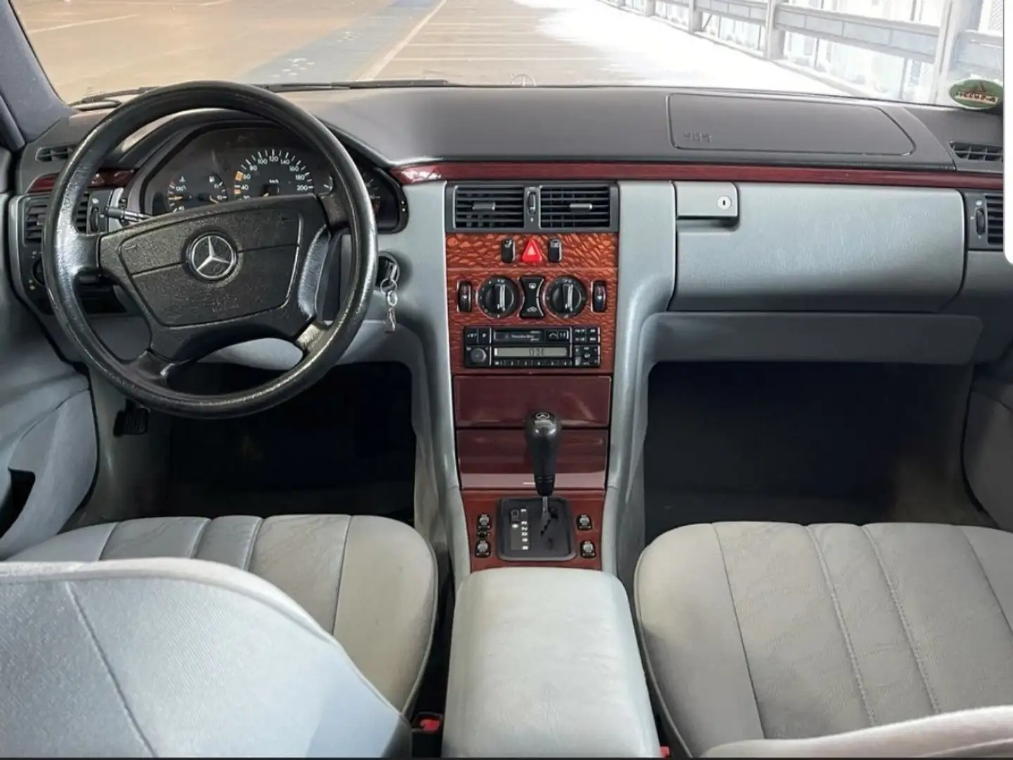 Mercedes-Benz E 230 Classic Grey - 2