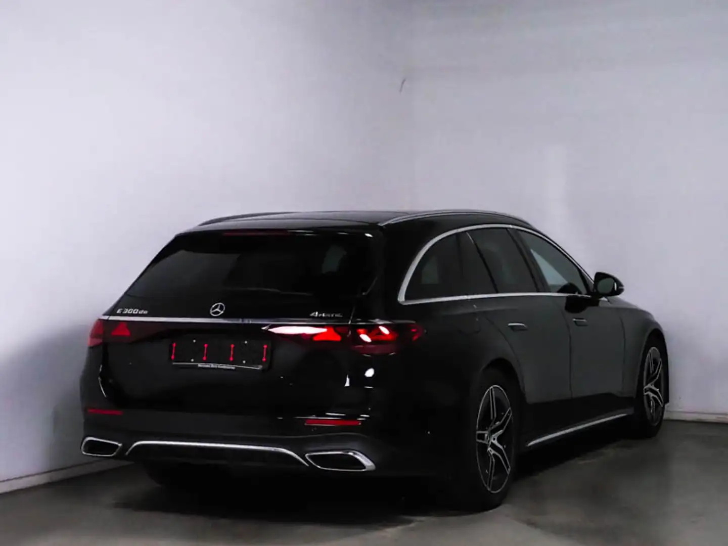 Mercedes-Benz E 300 de 4M T AMG/AHK/DISTR./LED Schwarz - 2