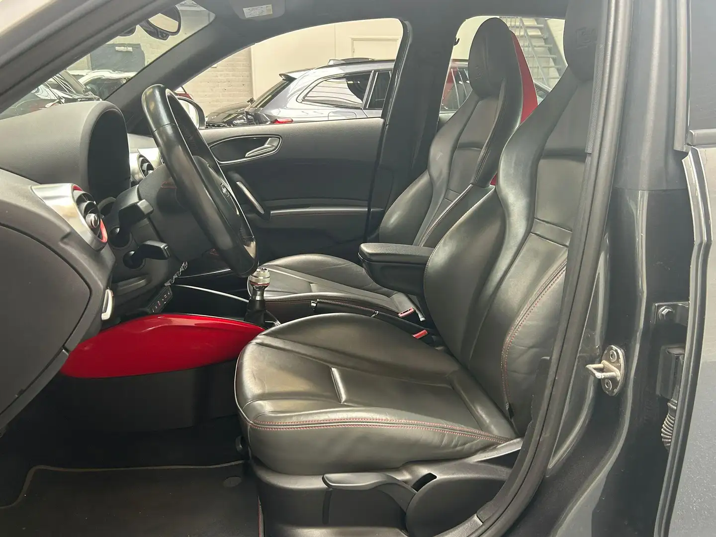 Audi A1 Sportback 2.0 TFSI S1 Quattro | Navi | Leer Grijs - 2