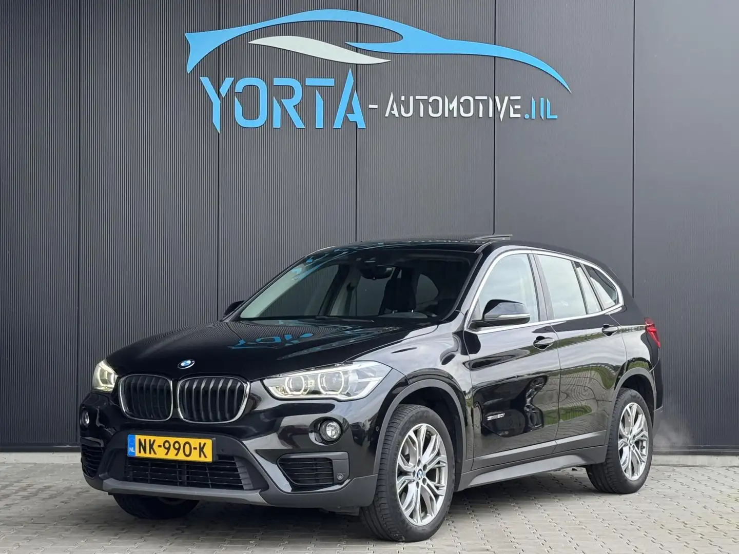 BMW X1 sDrive20i High Executive NL AUTO*PANO*ACC*AFN. HAA Zwart - 1