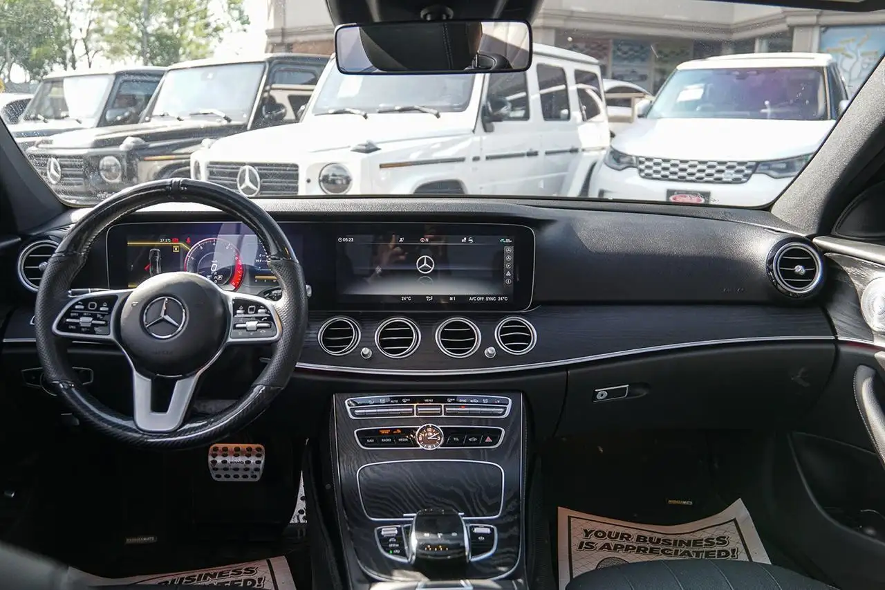 Mercedes-Benz E-Class снимка Mercedes-Benz E-Class