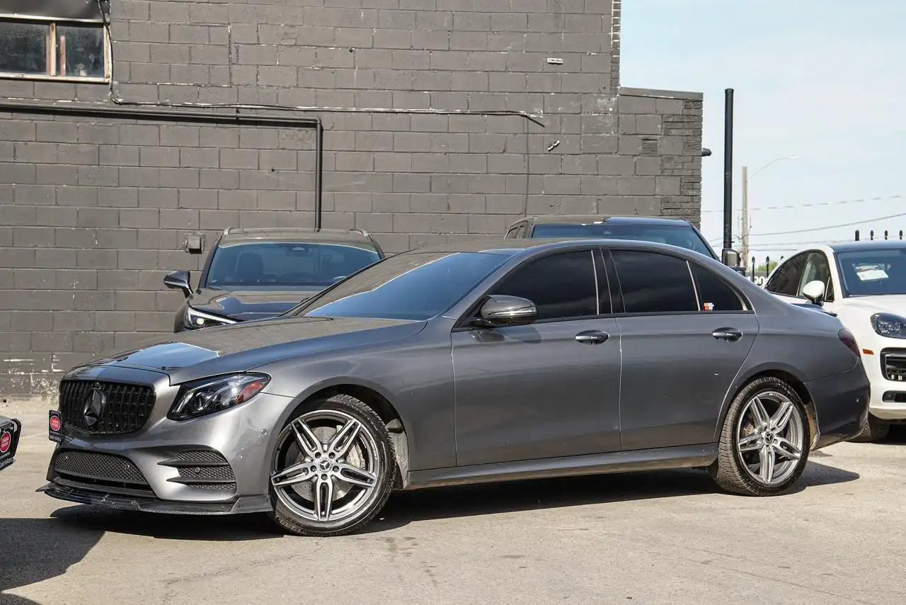 Mercedes-Benz E-Class снимка Mercedes-Benz E-Class