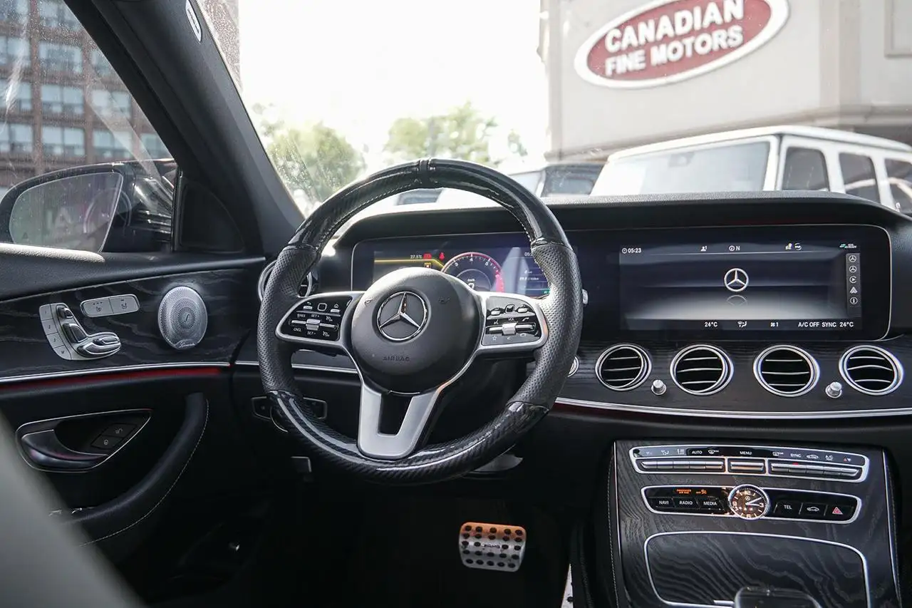 Mercedes-Benz E-Class снимка Mercedes-Benz E-Class