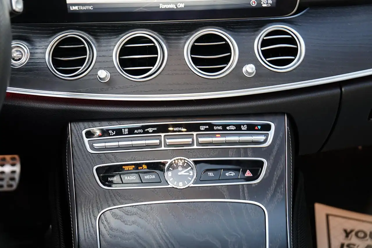 Mercedes-Benz E-Class снимка Mercedes-Benz E-Class