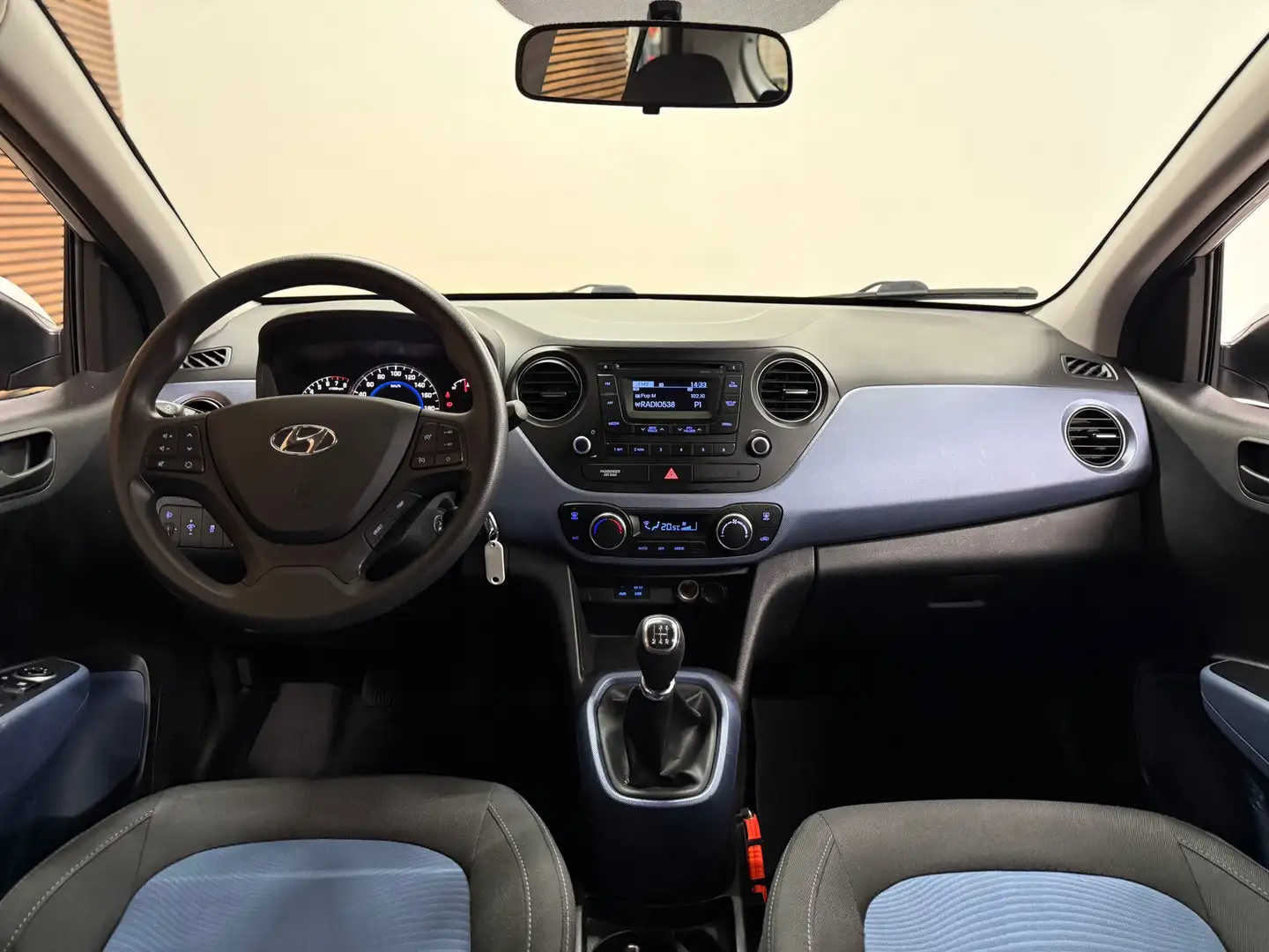 Hyundai i10 1.0i i-Motion Comfort 5 deurs | Airco | Cruise Con Grijs - 2