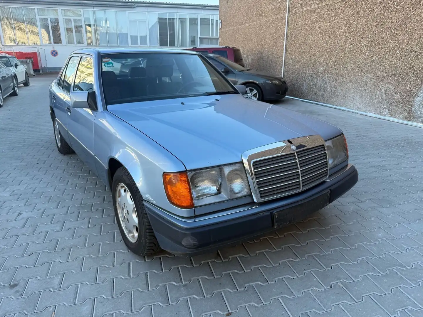 Mercedes-Benz E 200 H-Gutachten Blue - 1