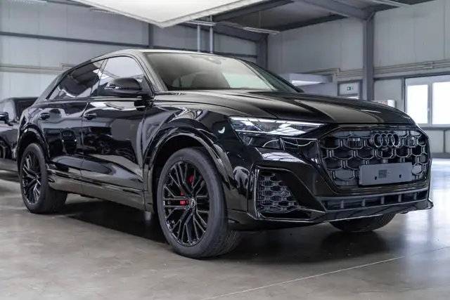 Audi Q8 view 4