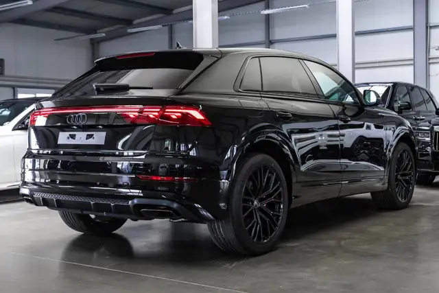 Audi Q8 view 15