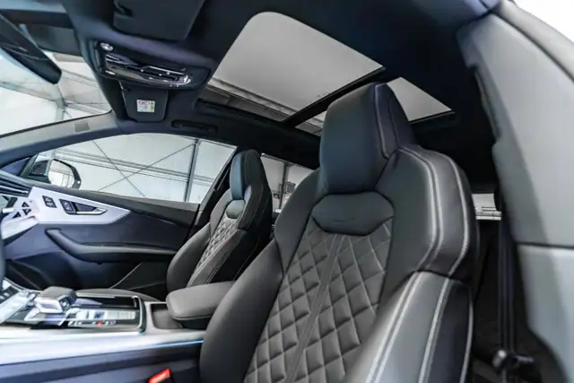 Audi Q8 view 7