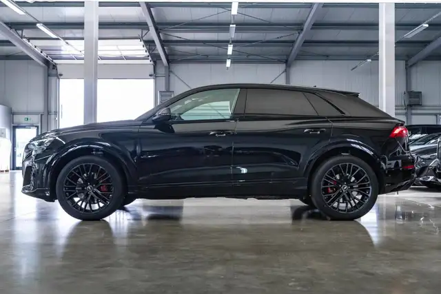 Audi Q8 view 11