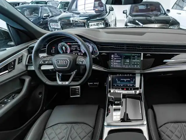Audi Q8 view 12