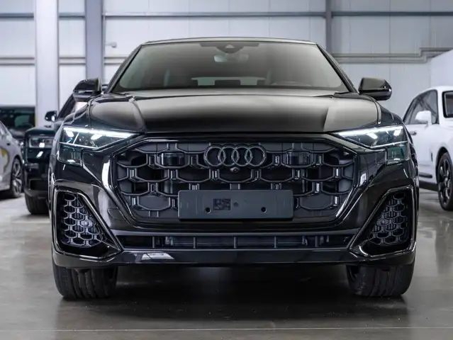 Audi Q8 view 5