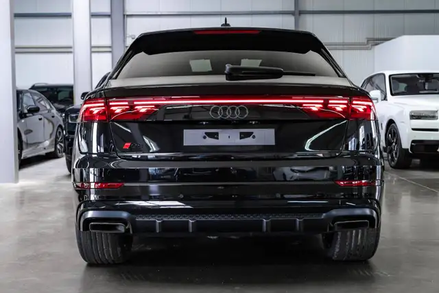 Audi Q8 view 14