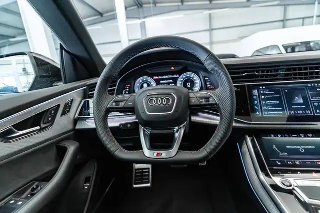 Audi Q8 view 10