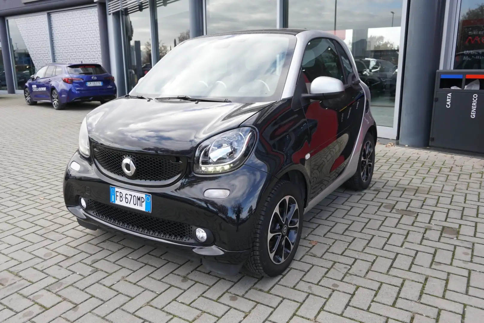 smart forTwo 70 1.0 twinamic Passion crna - 1