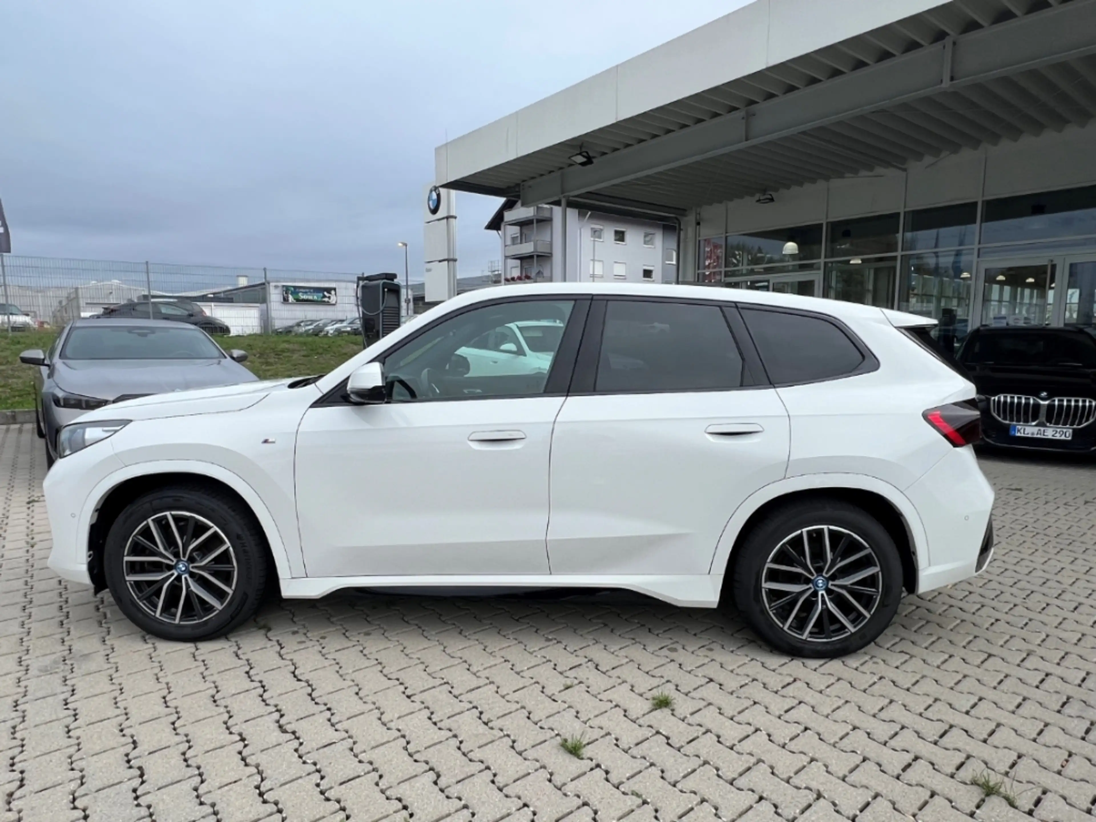 BMW iX1 xDrive 30 M-Sport AD AHK-klappbar AHK Navi Digital — photo 6