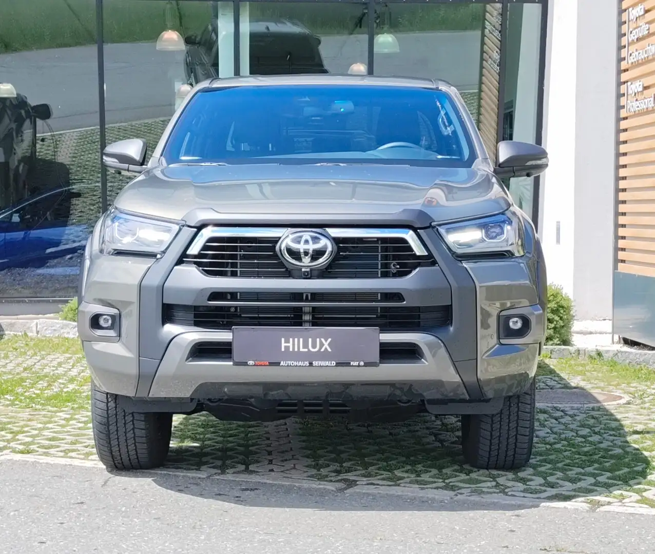 Toyota Hilux Hilux 2,8 l AT Double Cab Invincible Braun - 2
