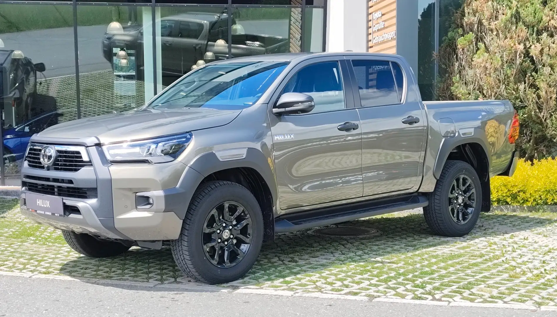 Toyota Hilux Hilux 2,8 l AT Double Cab Invincible Braun - 1