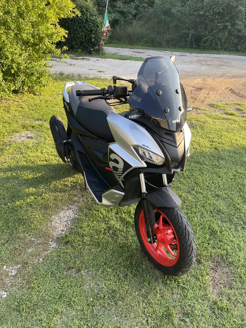 Aprilia SR GT 200 - 2