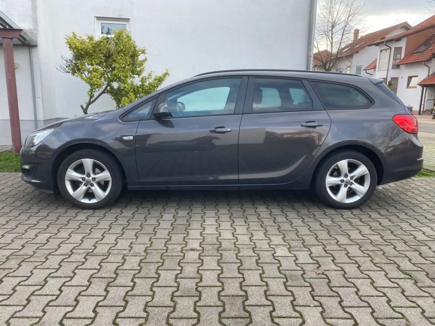 Opel Astra J Sports Tourer Style. Navi. Grau - 1