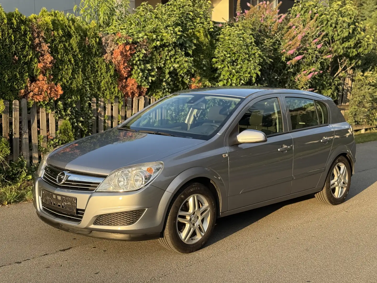 Opel Astra 1,4 TÜV NEU 1.Besitz Grau - 1