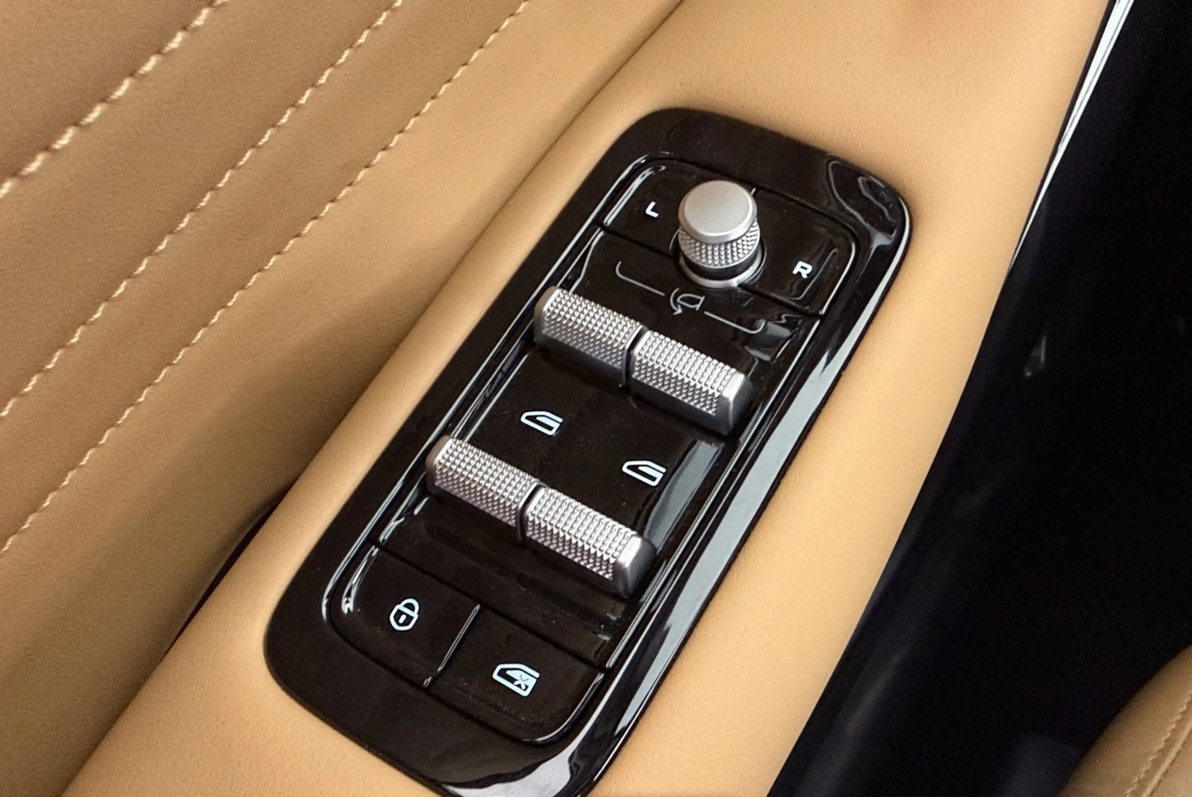 Geely Starray EM-i NEUF - Finition MAX+ / Volcanic Grey / Bleu Glacier - Intérieur Brun Ambre — photo 6