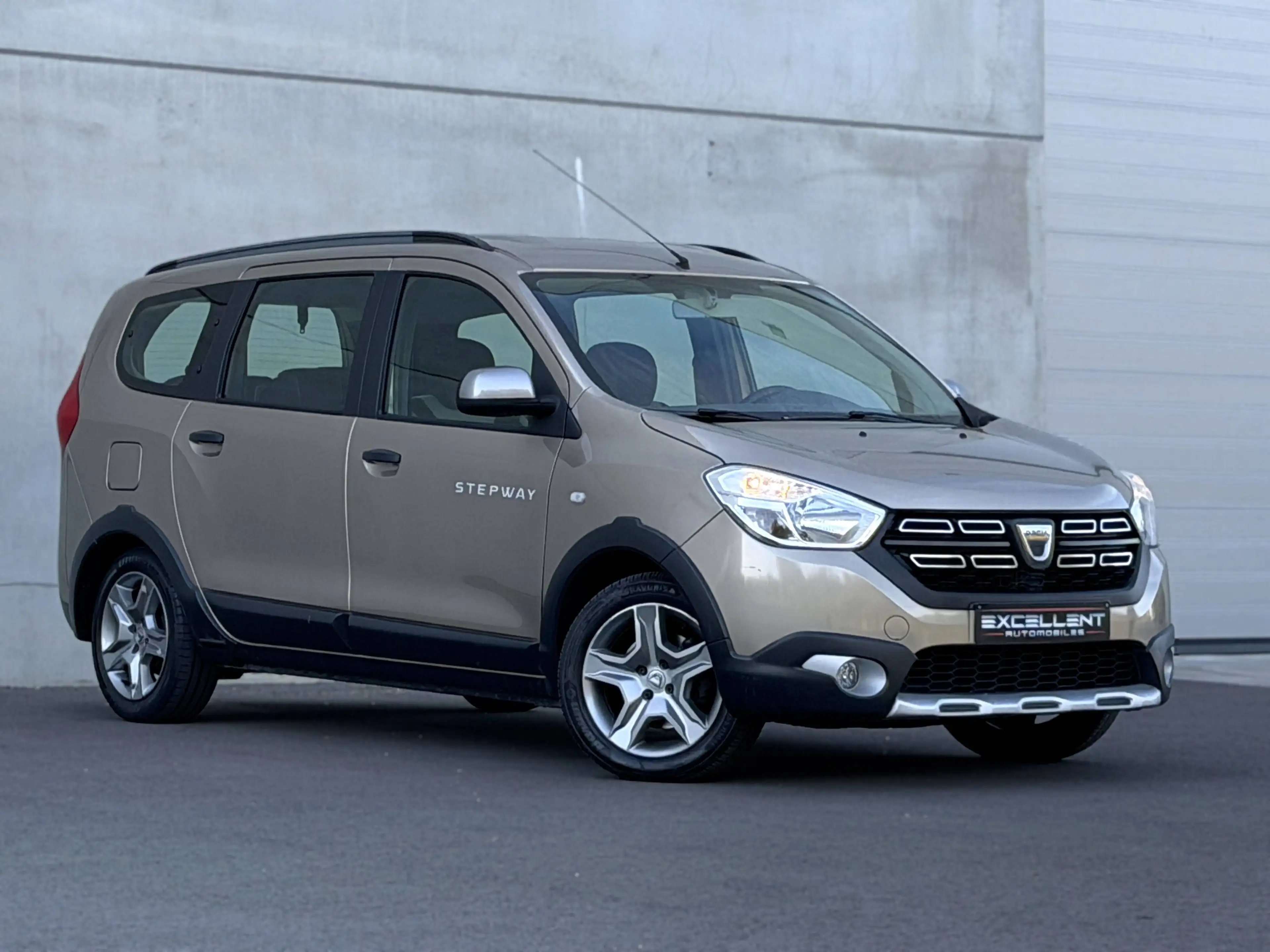 Dacia Lodgy Lodgy Stepway 1.5BluedCi UrbanExplorer 7places* GPS*CRUISE*BLUETOOTH*AIRCO*PDC*GARANTIE 12 MOIS — photo 2