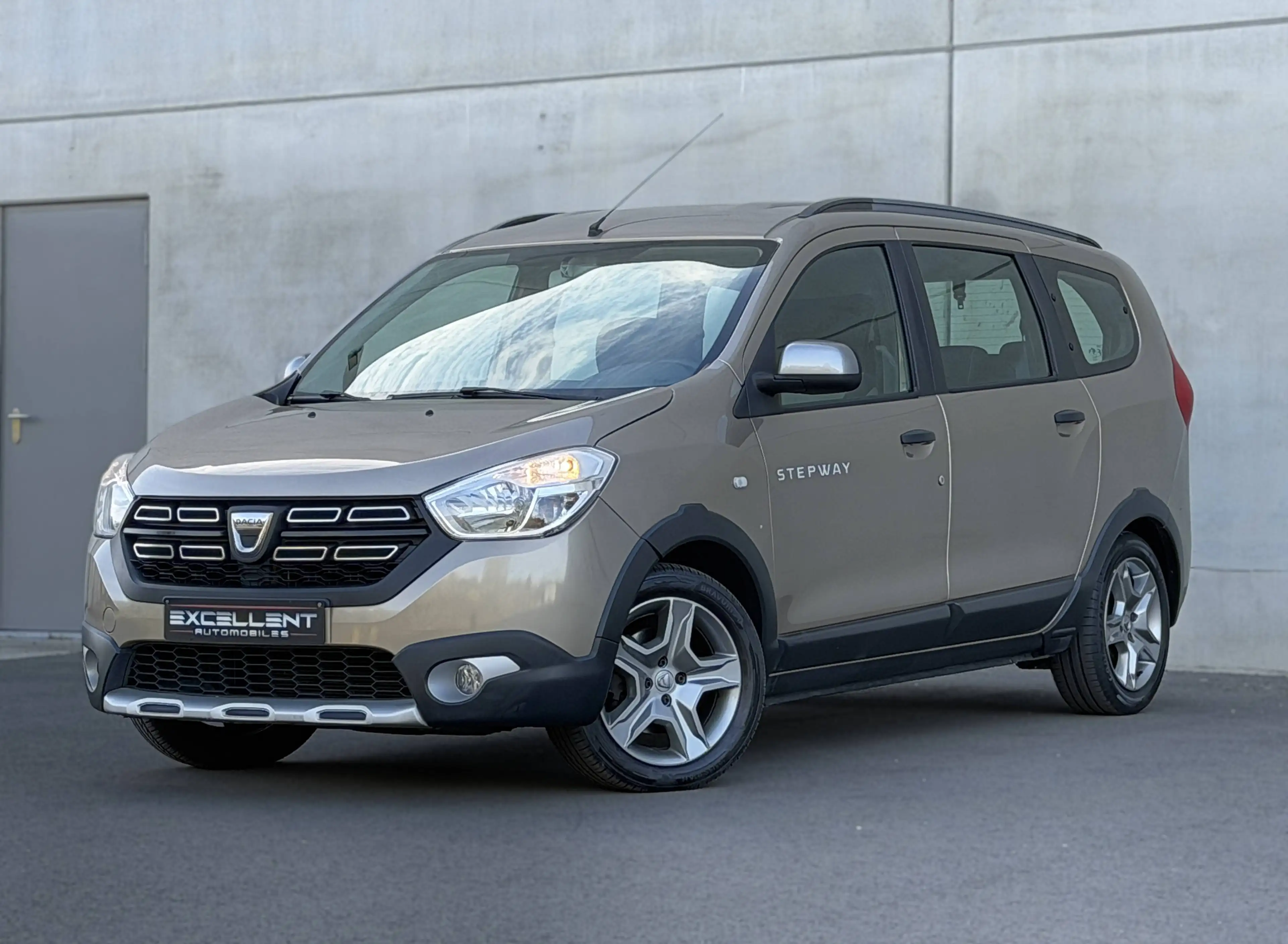 Dacia Lodgy Lodgy Stepway 1.5BluedCi UrbanExplorer 7places* GPS*CRUISE*BLUETOOTH*AIRCO*PDC*GARANTIE 12 MOIS