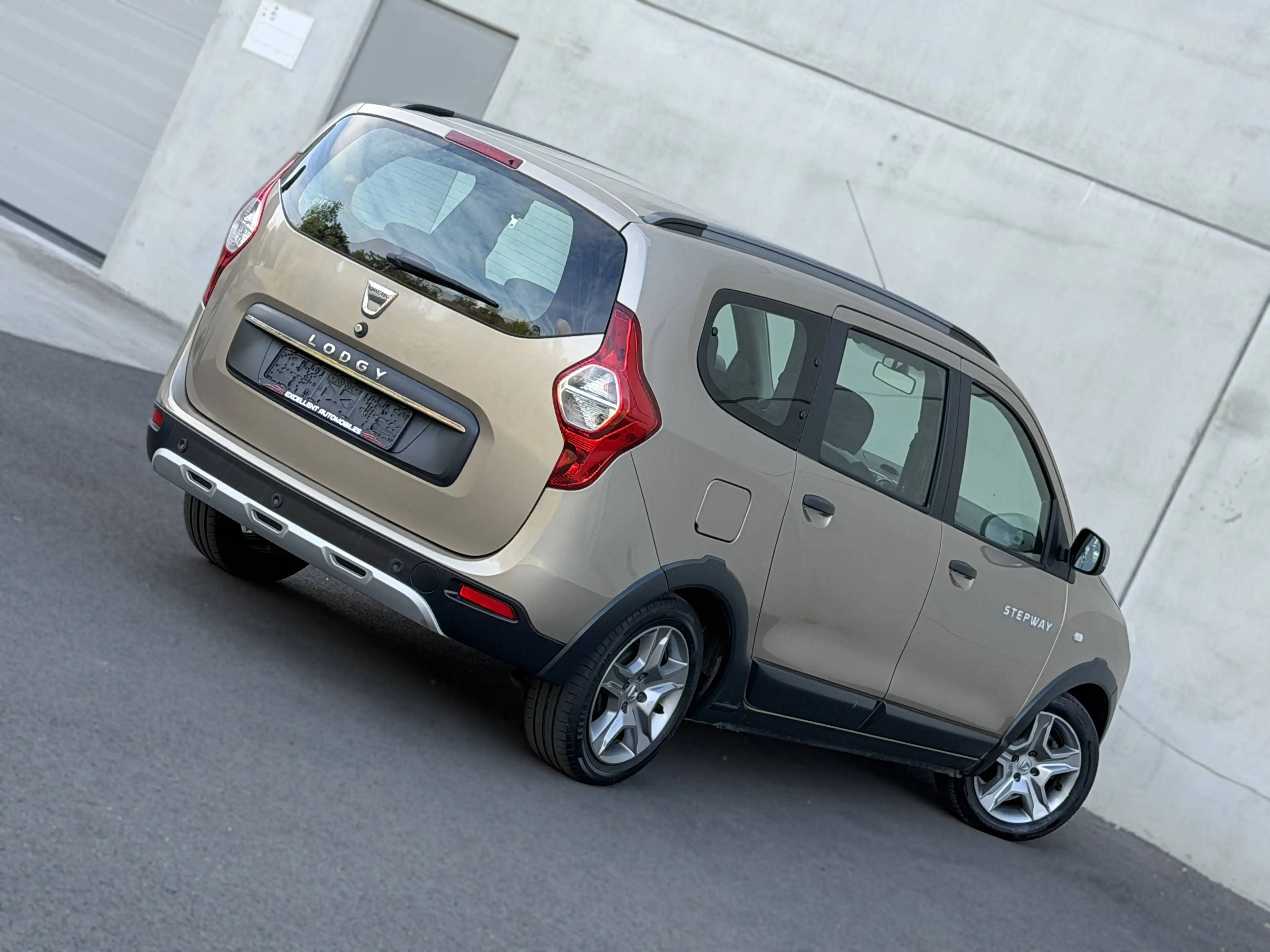 Dacia Lodgy Lodgy Stepway 1.5BluedCi UrbanExplorer 7places* GPS*CRUISE*BLUETOOTH*AIRCO*PDC*GARANTIE 12 MOIS — photo 4
