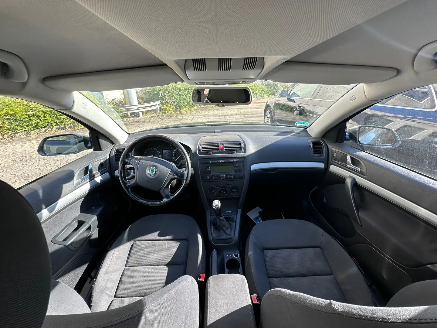 Skoda Octavia 1.6 FSI TÜV 2027 Grau - 2