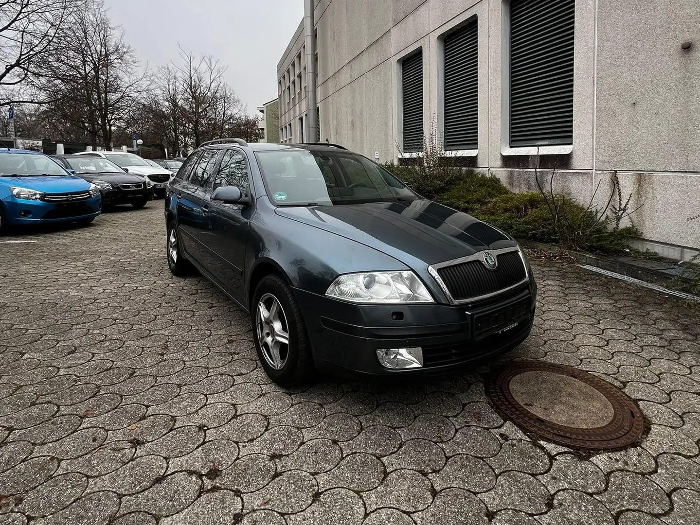 Skoda Octavia 1.6 FSI TÜV 2027 Grau - 1