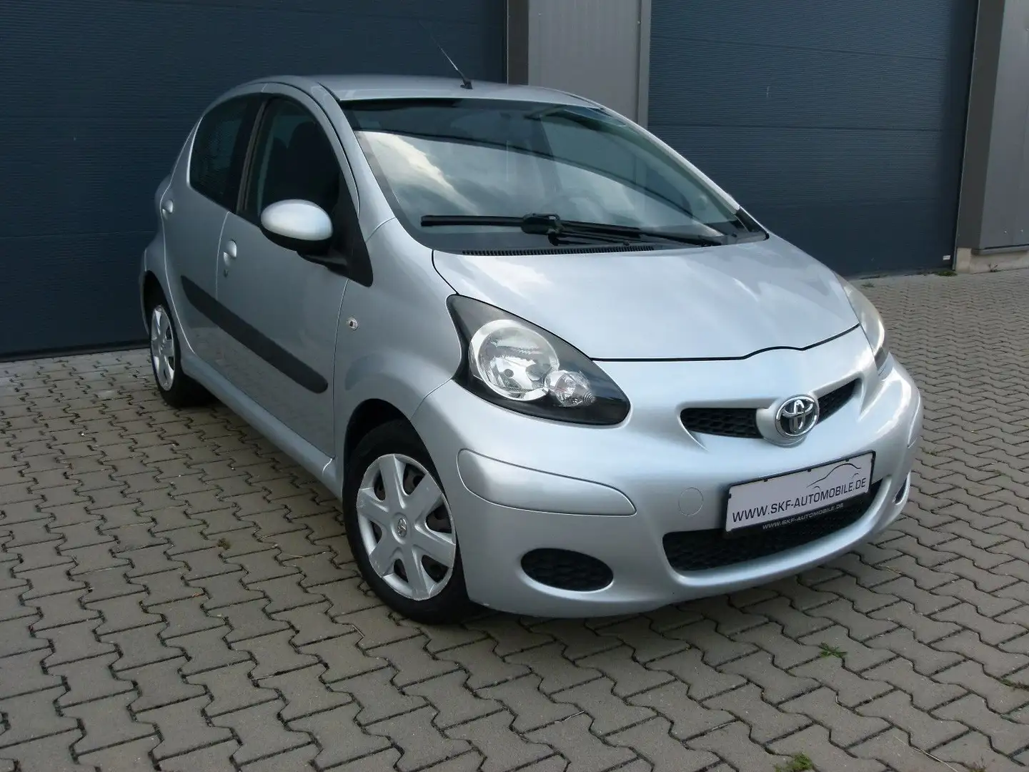 Toyota AYGO 1,0i City MMT 1-Hand  Automatik  Klima Silber - 2