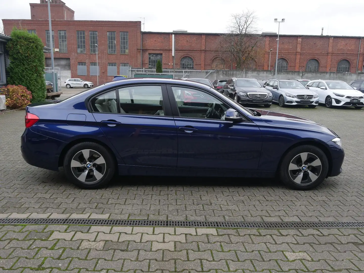 BMW 320 d Lim. Aut. Advantage Business Navi LED Blau - 2