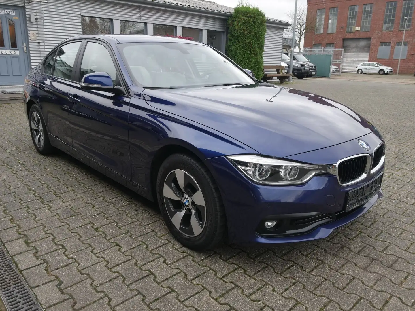 BMW 320 d Lim. Aut. Advantage Business Navi LED Blau - 1