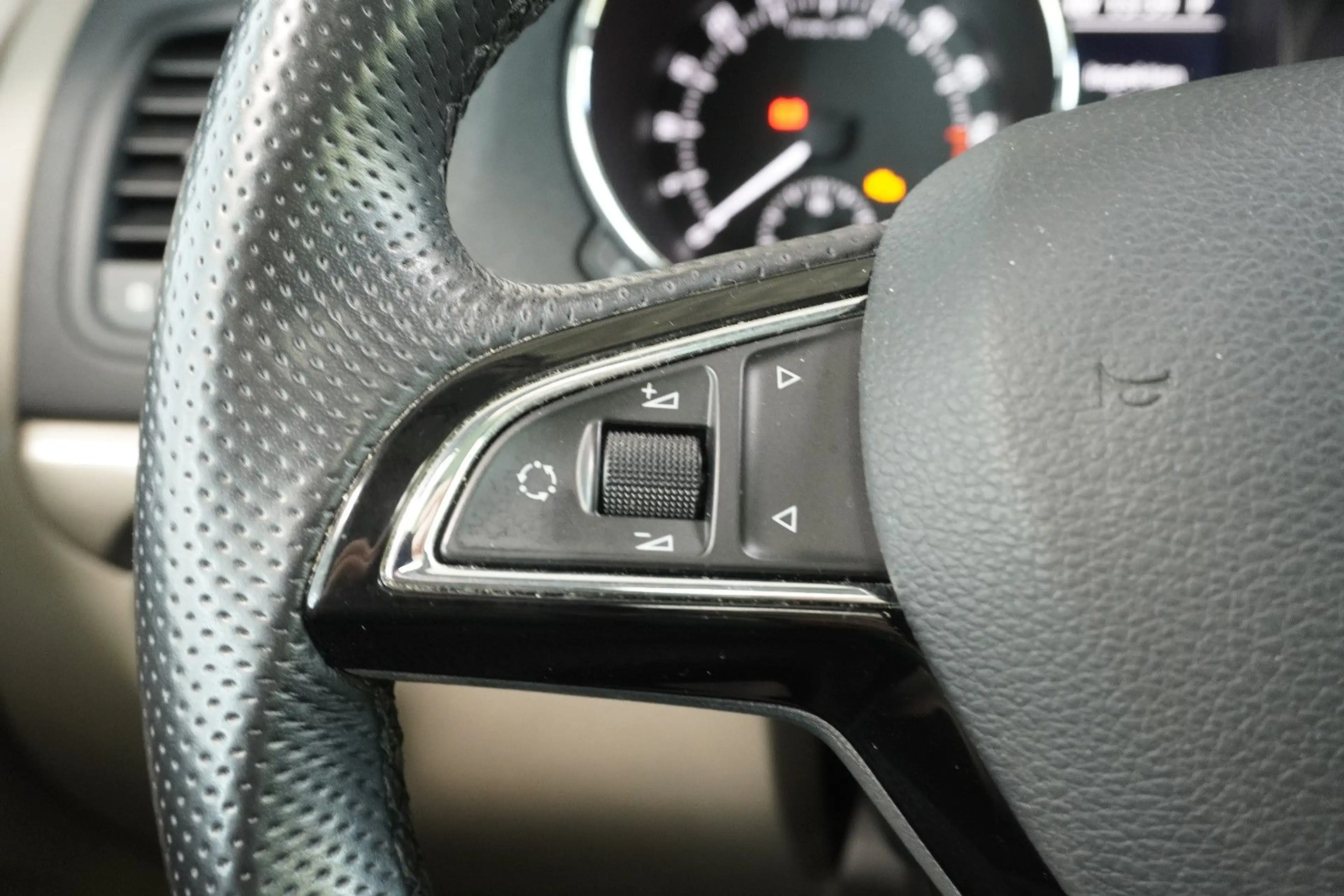 Skoda Yeti Style 4x4*AHK*KAM*PANO*DAB*NAVI*MEMORY — photo 12