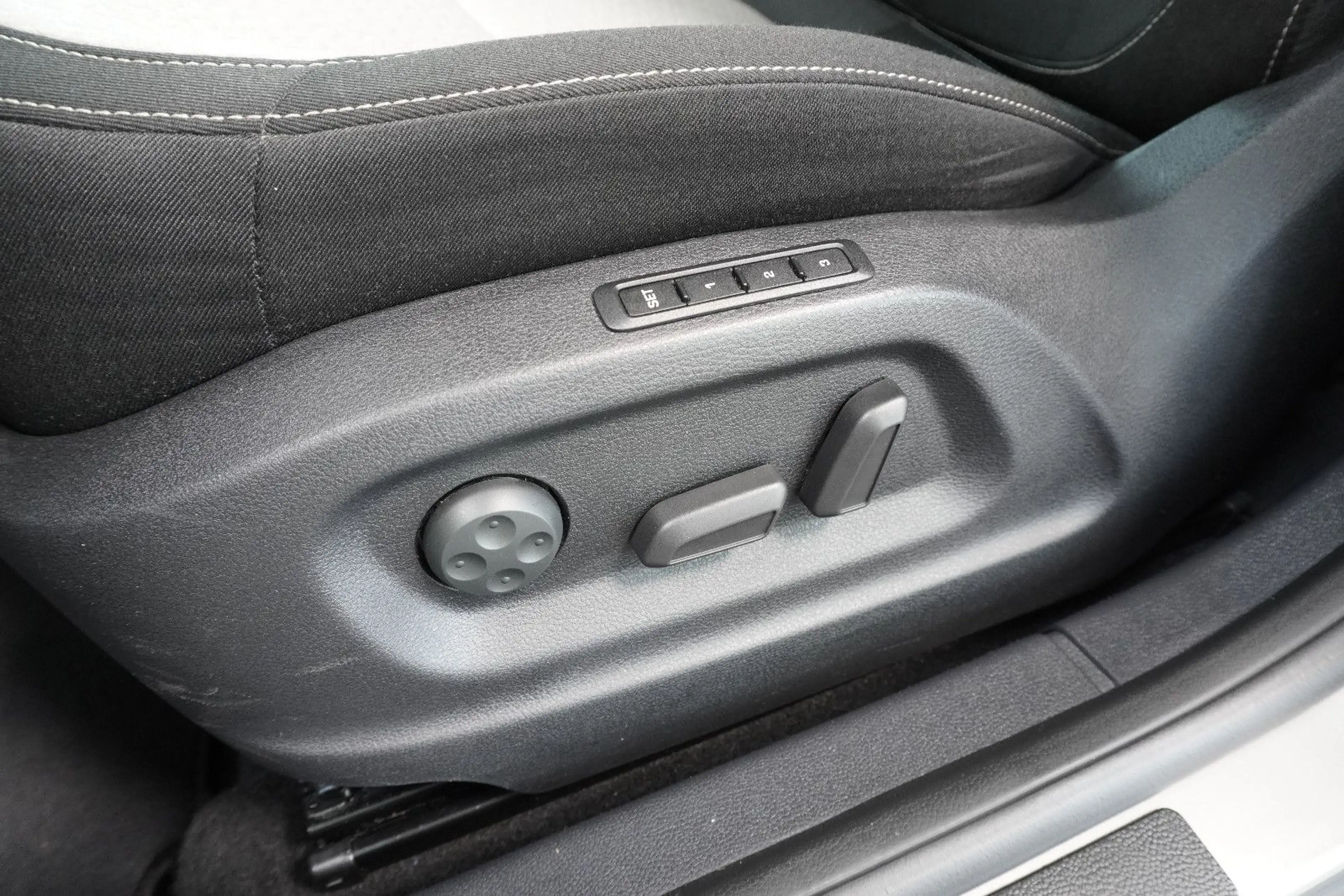 Skoda Yeti Style 4x4*AHK*KAM*PANO*DAB*NAVI*MEMORY — photo 9