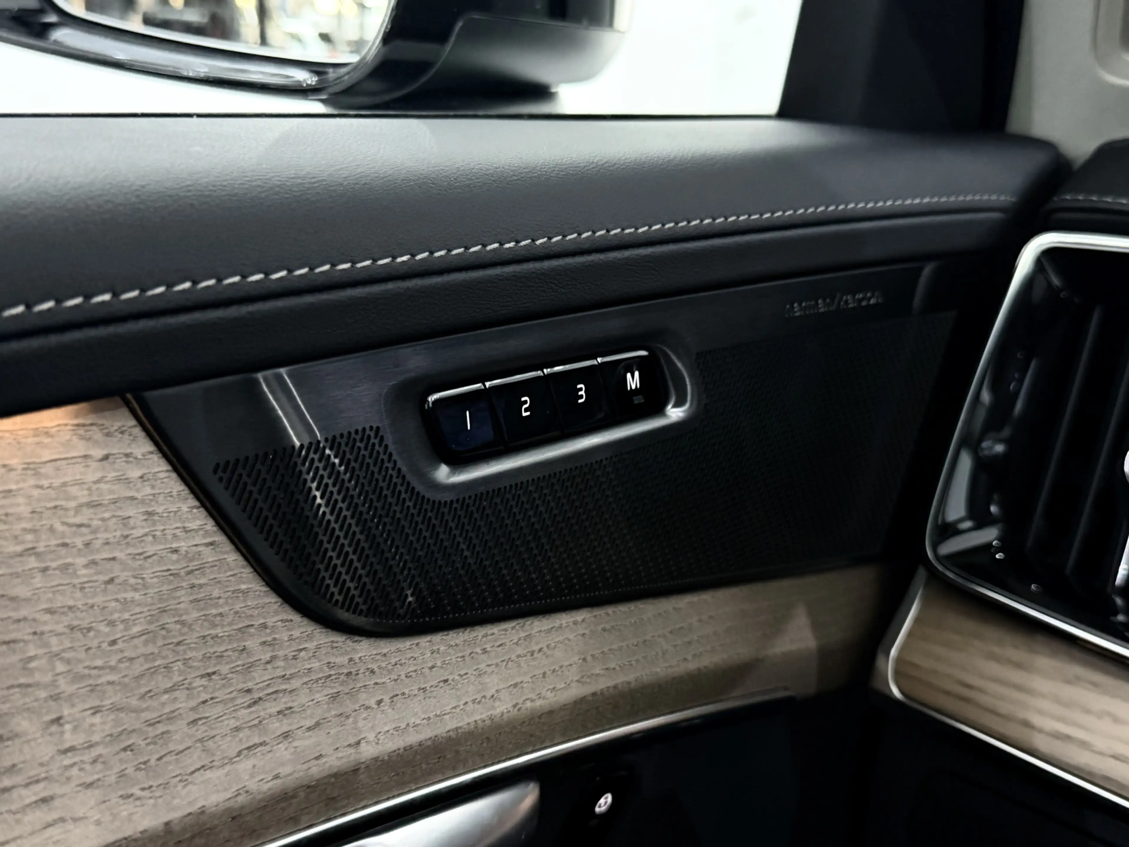 Volvo XC90 2.0 T8 Plug-in hybrid AWD Plus Dark Facelift 7P Pa — photo 39