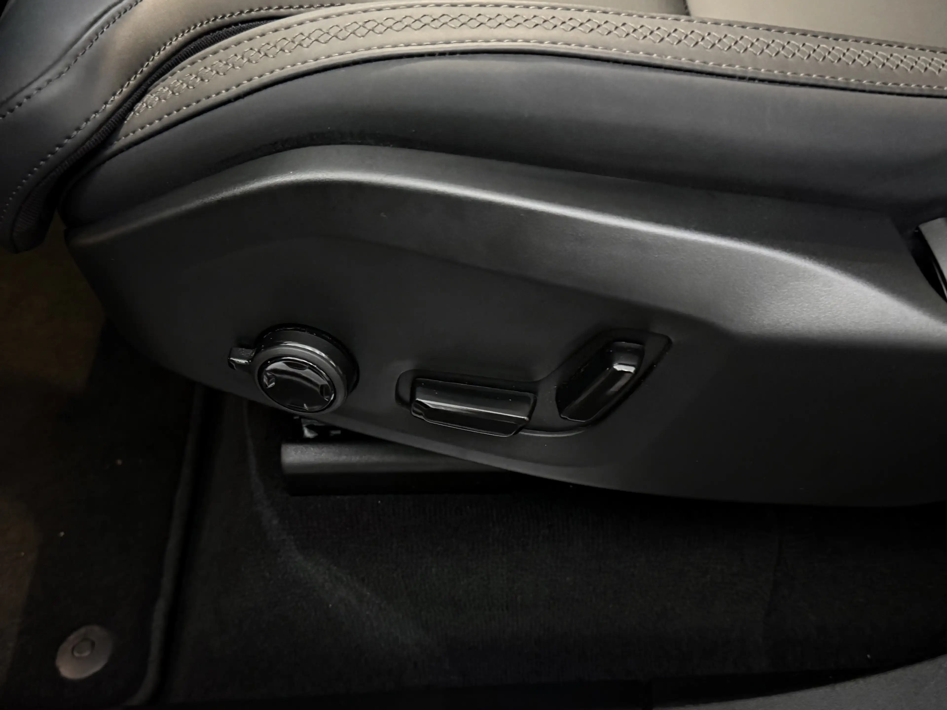 Volvo XC90 2.0 T8 Plug-in hybrid AWD Plus Dark Facelift 7P Pa — photo 17
