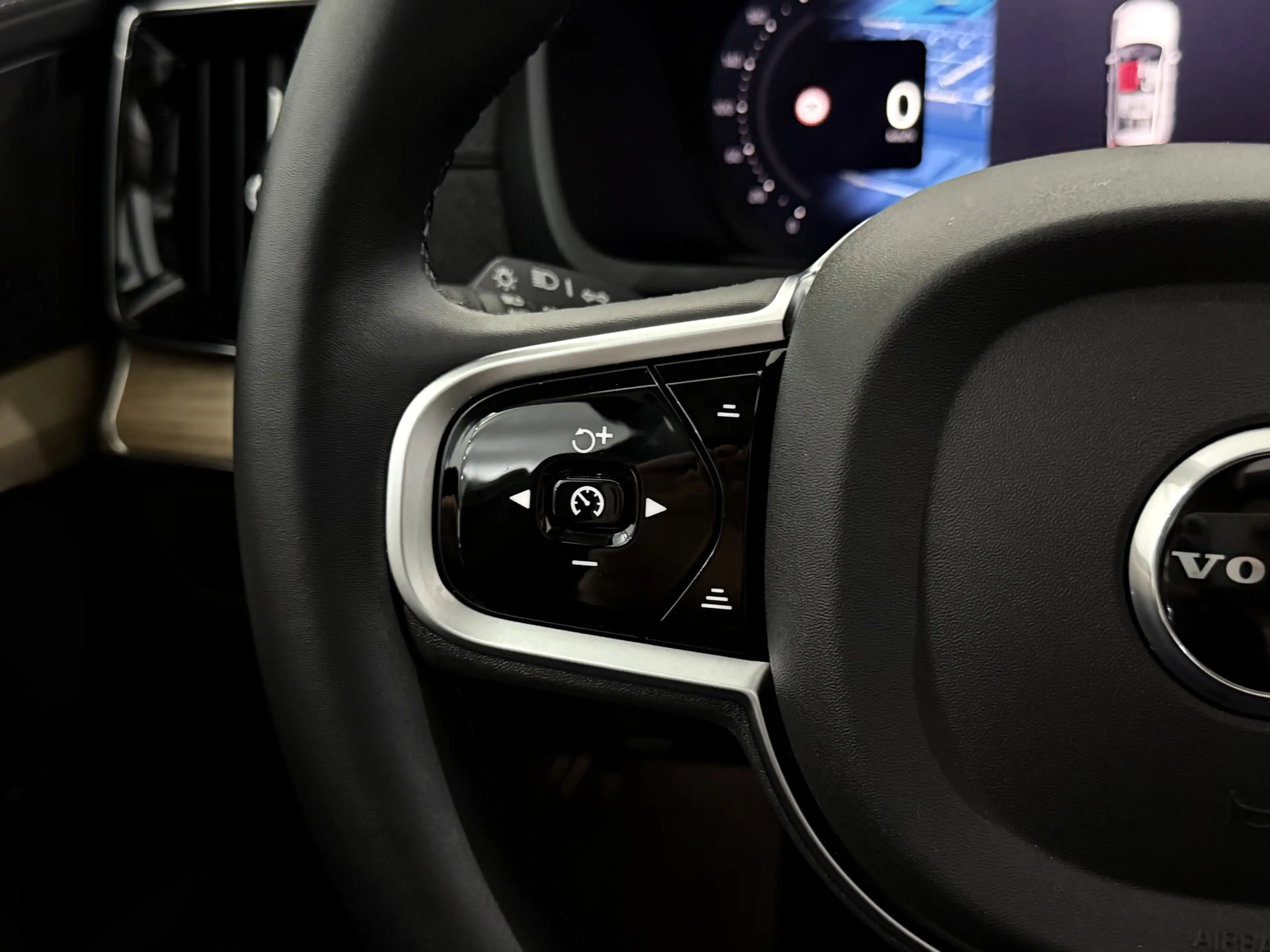 Volvo XC90 2.0 T8 Plug-in hybrid AWD Plus Dark Facelift 7P Pa — photo 36