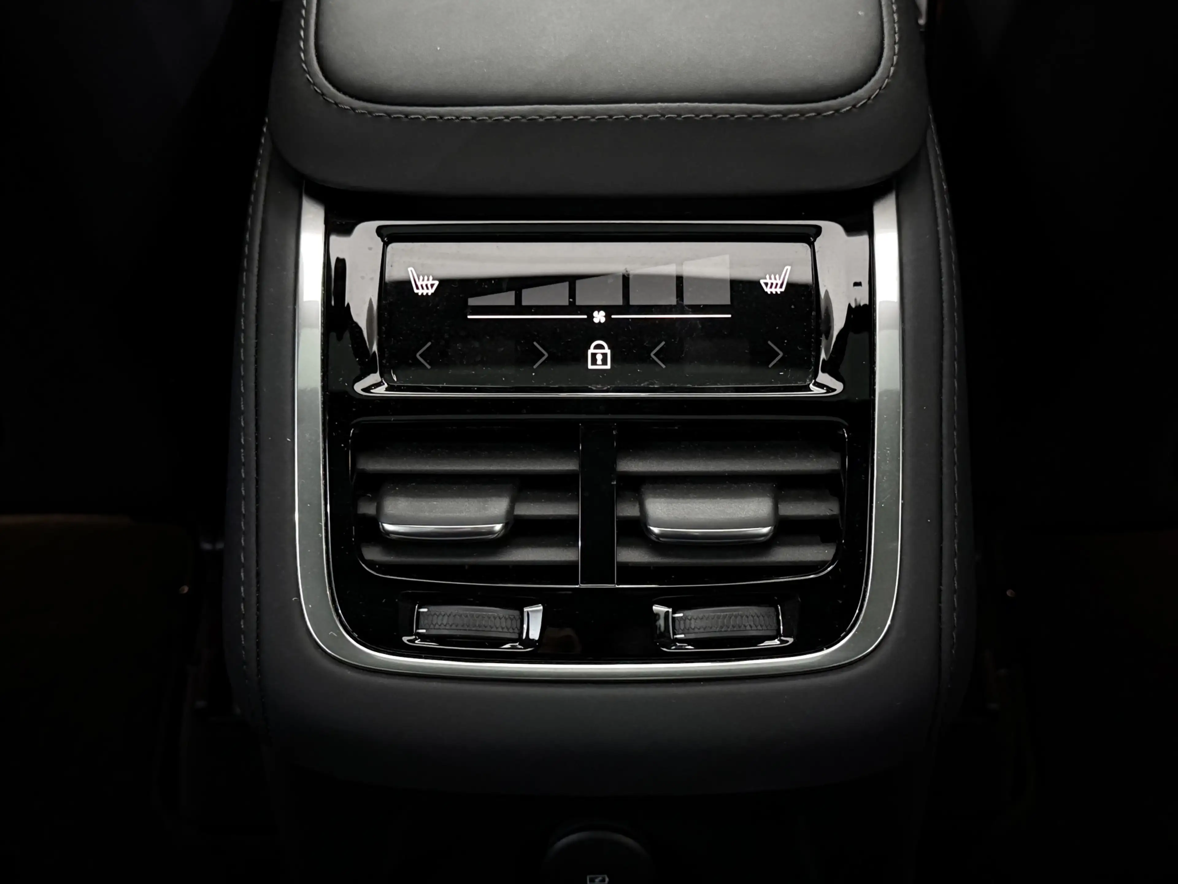 Volvo XC90 2.0 T8 Plug-in hybrid AWD Plus Dark Facelift 7P Pa — photo 12