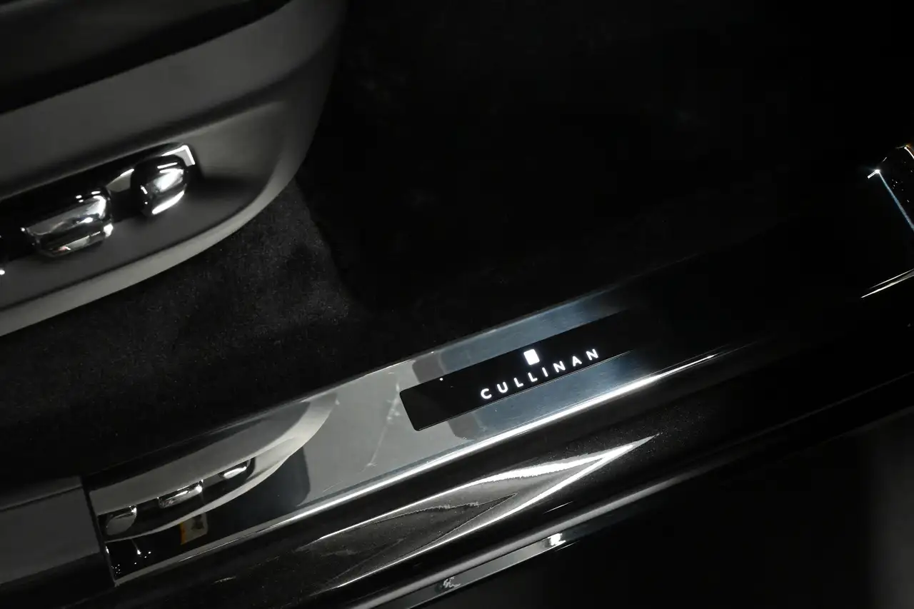 Rolls-Royce Cullinan снимка Rolls-Royce Cullinan
