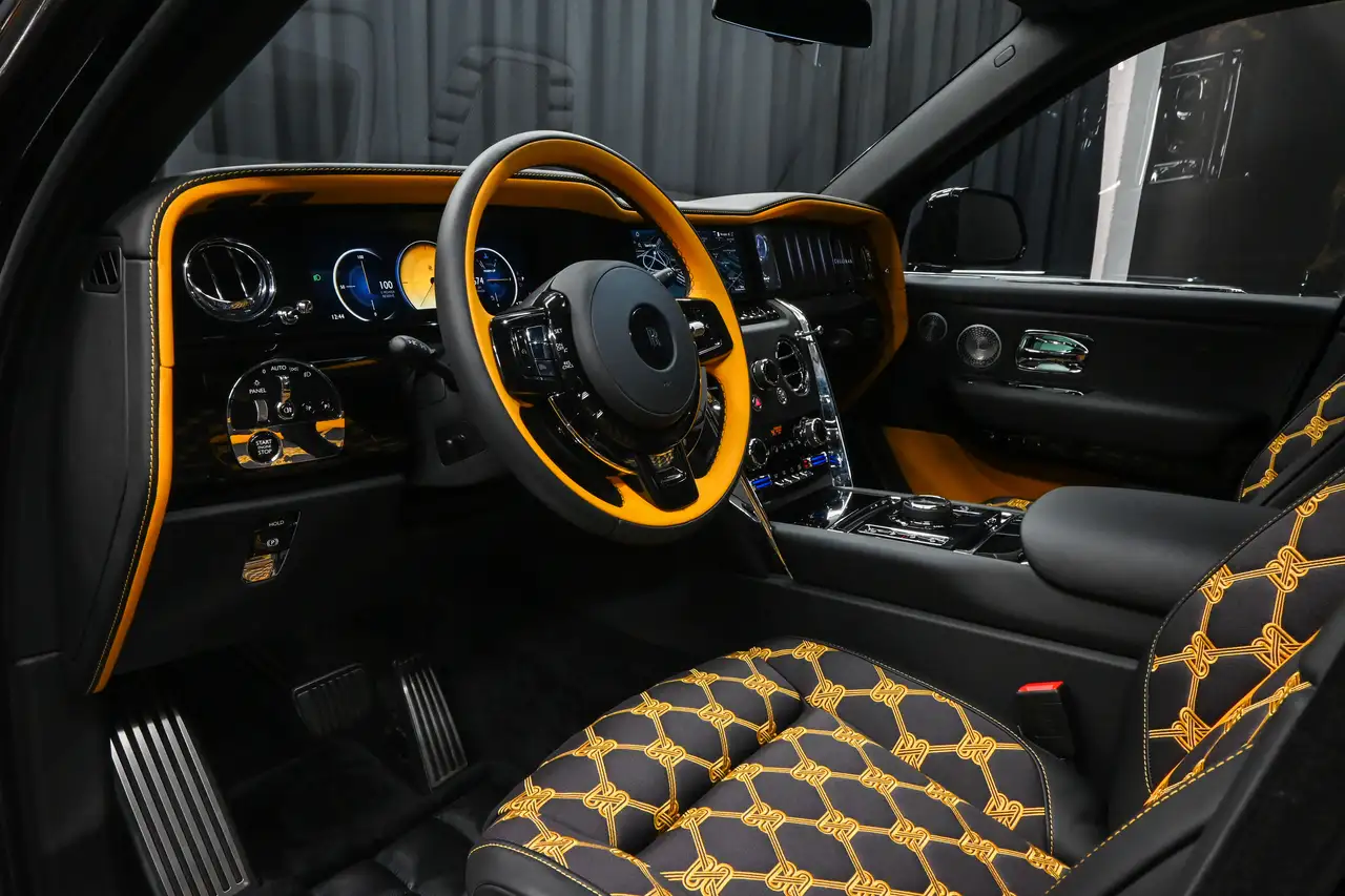 Rolls-Royce Cullinan снимка Rolls-Royce Cullinan